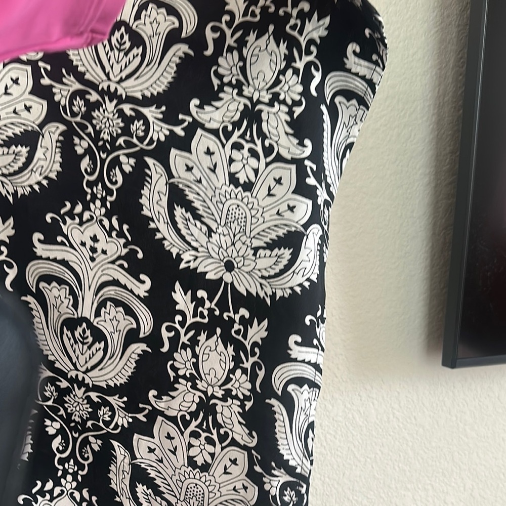 Black and‎ White Patterned Women's Top - Picture 4 of 5